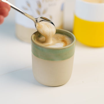 Hafercapuccino in einer Tasse