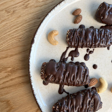 Selbstgemachte Dattel-Nuss-Riegel