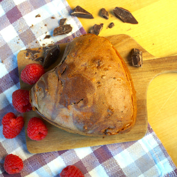Herzförmiger mamorkuchen mit Himbeeren und Schokolade