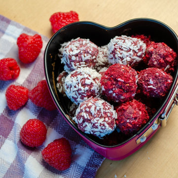 Pinke Energyballs mit Himbeeren und Kokosflocken