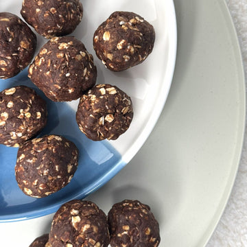 Schoko Haferkugeln auf einem blauem Teller 