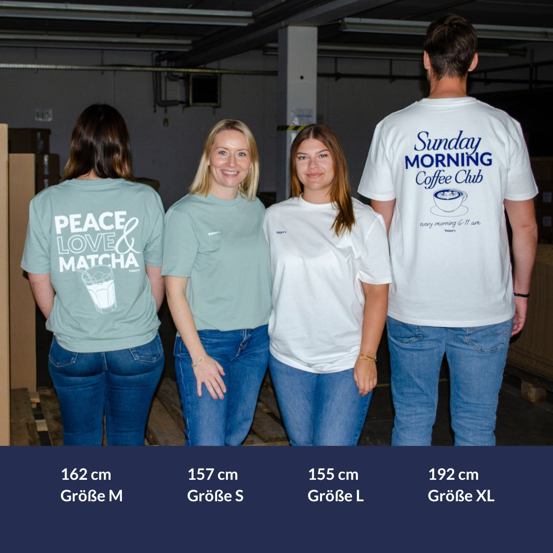 Vier Personen mit trendigem Shirt und Größenvergleich 