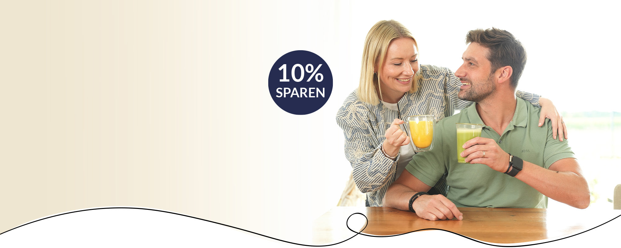 Mann und Frau stoßen mit Getränk an 