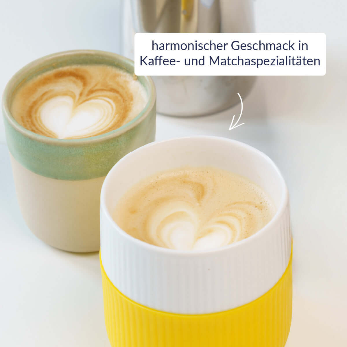 Zwei tassen mit Cappuccino und barista Art 