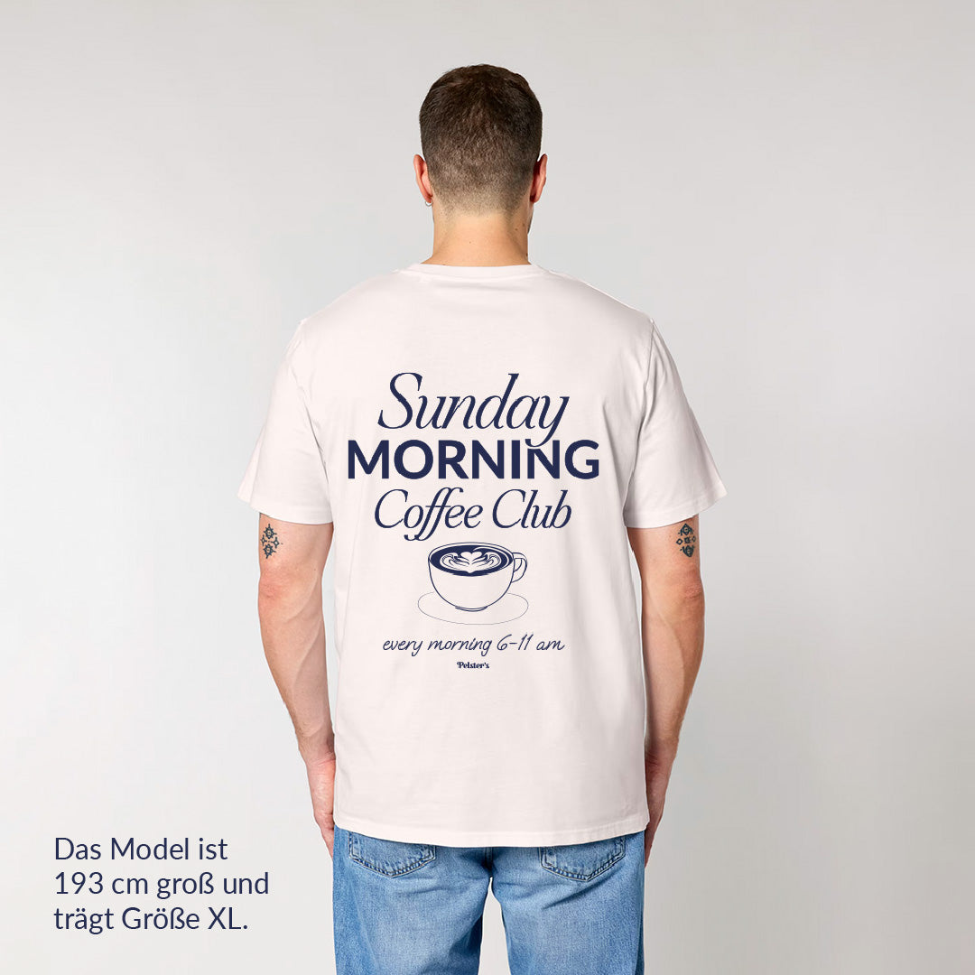 Mann von hinten, der ein Coffee Club Sunday  T-Shirt trägt 
