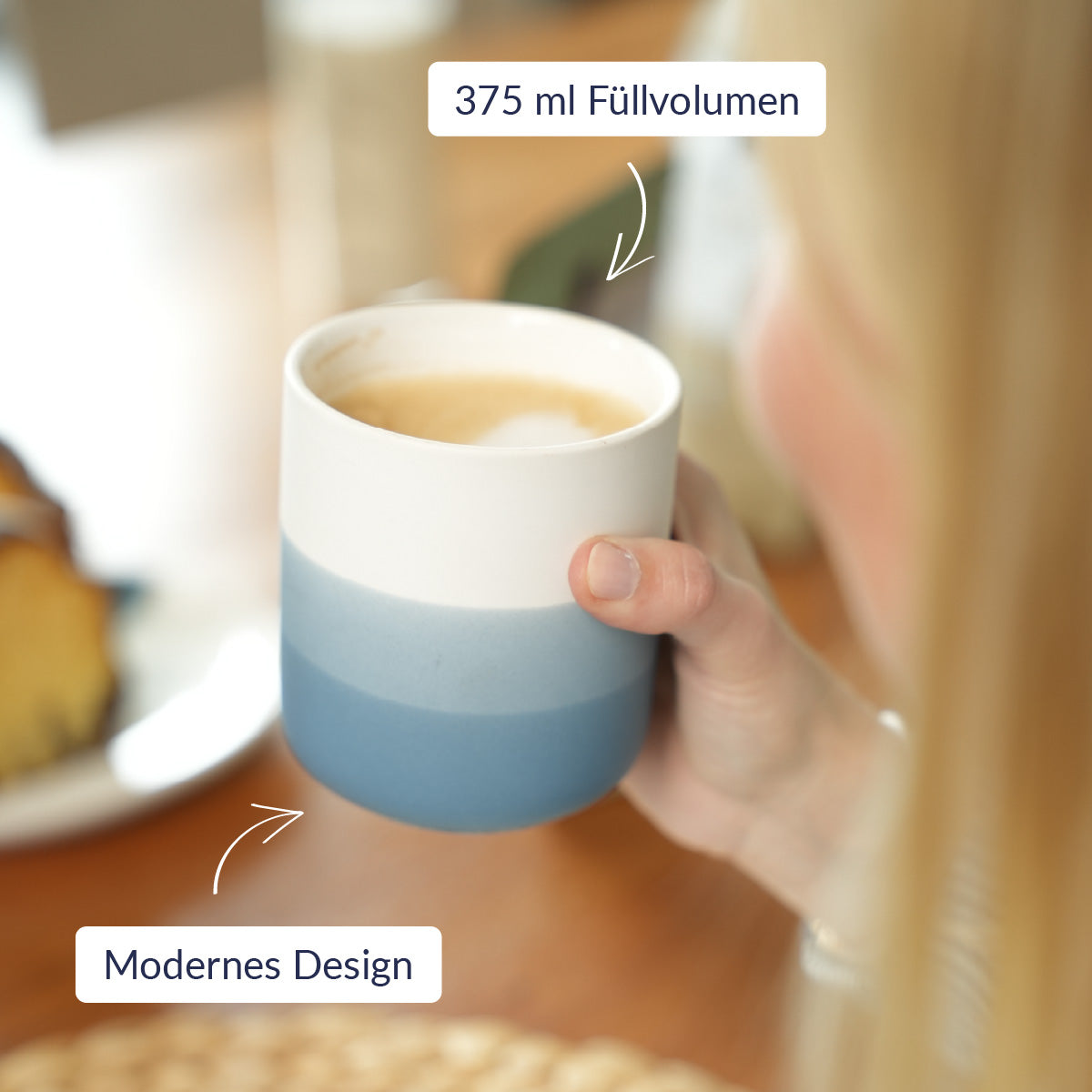 Capuccino im blauen Porzellanbecher mit USPs