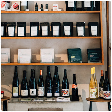 Weinflaschen und Kaffee im Einzelhandel