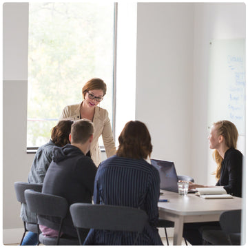 Personen in einem Büro am Tisch 