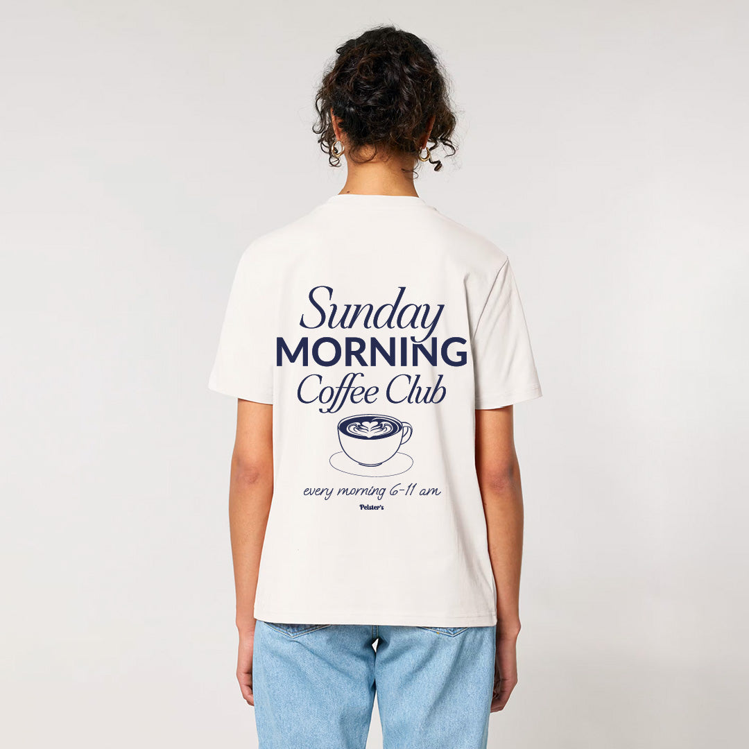 Frau von hinten, die ein Coffee Club Sunday  T-Shirt trägt 