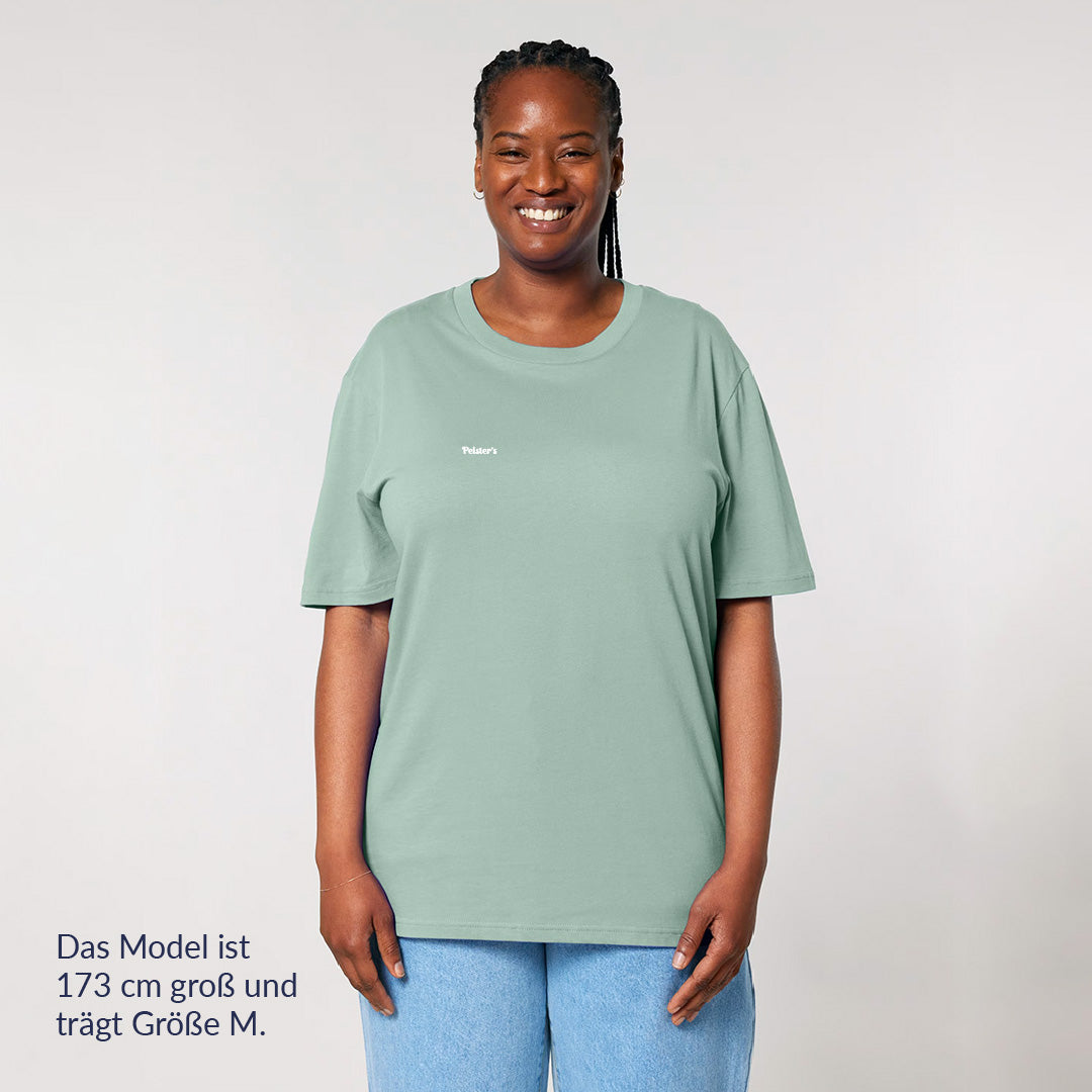 Frau von vorne, die ein Peace, Love & Matcha T-Shirt trägt 