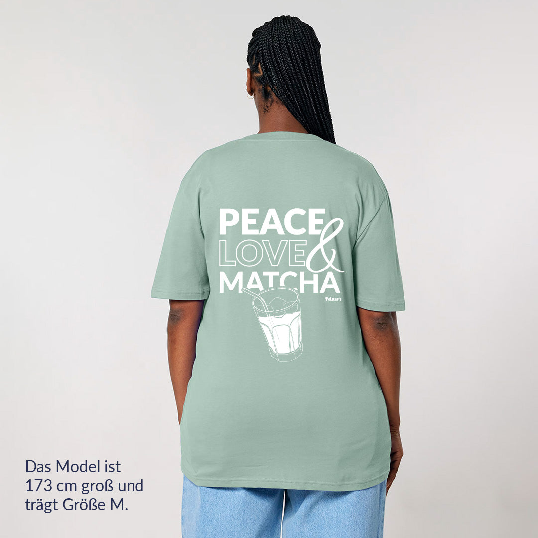 Frau von hinten, die ein Peace, Love & Matcha T-Shirt trägt 