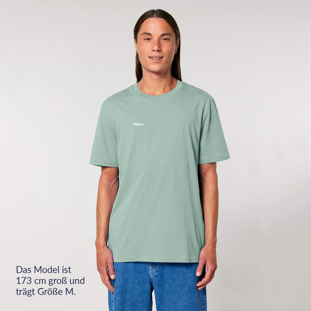 Person von vorne, die ein Peace, Love & Matcha T-Shirt trägt 