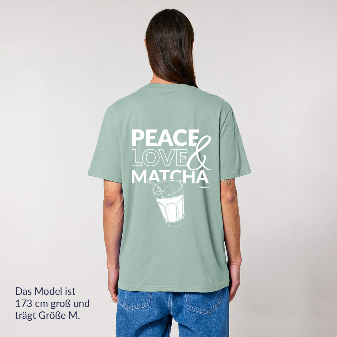 Person von hinten, die ein Peace, Love & Matcha T-Shirt trägt 