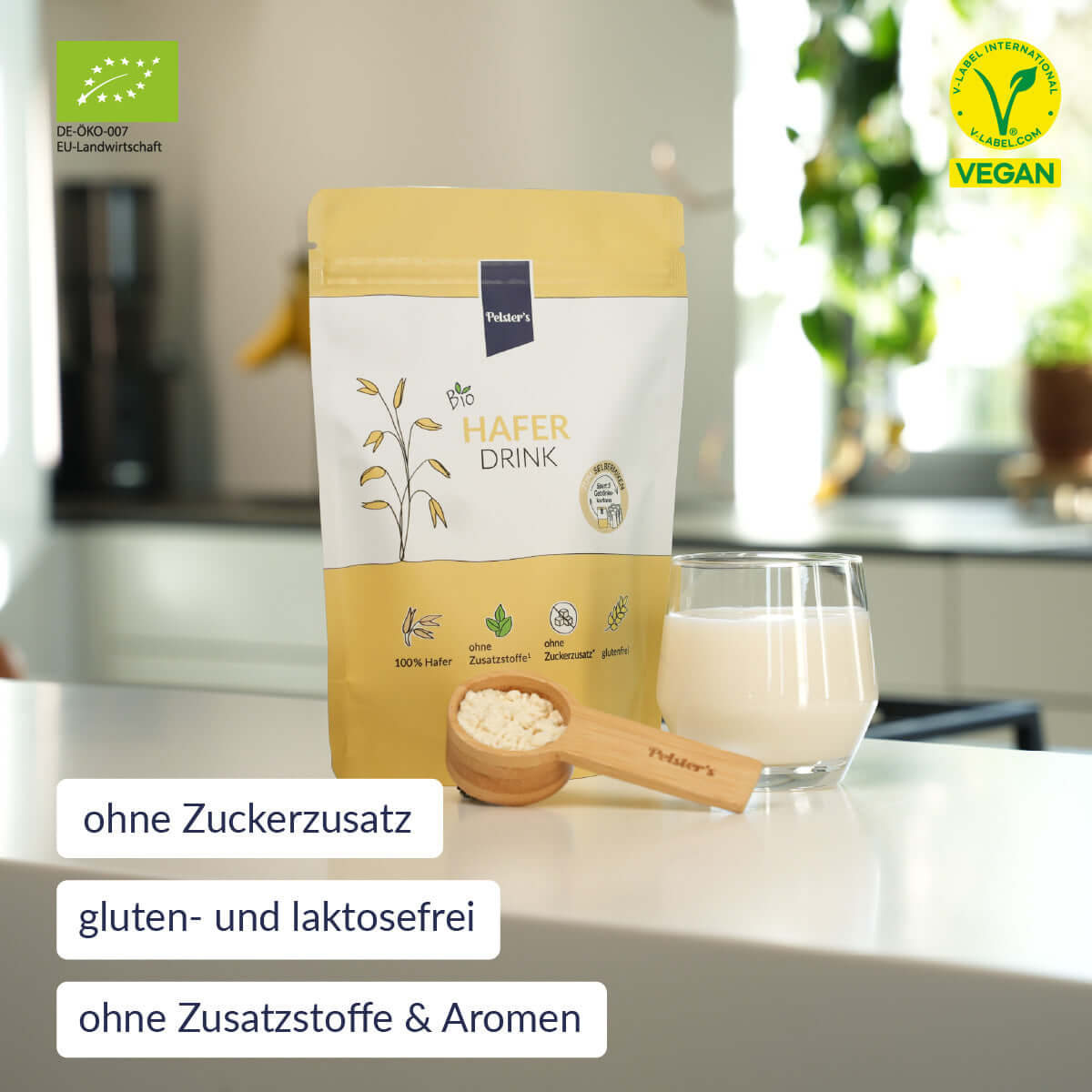Bio Haferdrinkpulver angerührt auf einem Tisch, vegan und ohne Zuckerzusatz.