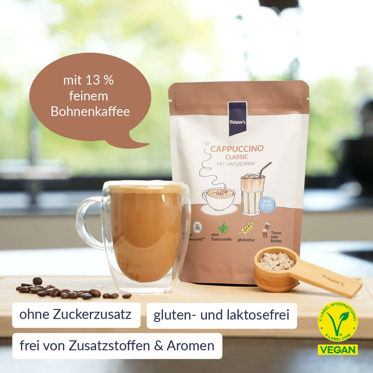 Classic Cappuccino mit Haferdrink und feinem Bohnenkaffee angerührt auf einem Tisch - vegan