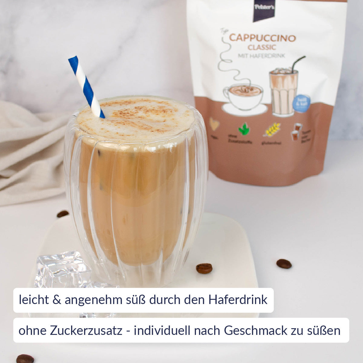 Classic Cappuccino mit Haferdrink und feinem Bohnenkaffee angerührt auf einem Tisch - vegan mit den USPs