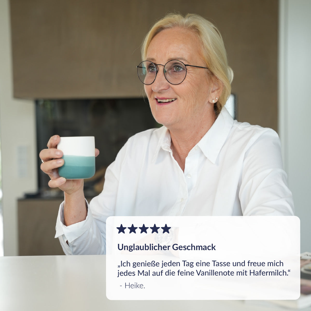 Frau mit Tasse in der Hand und einem Kommentar zum Cappuccino Vanille 