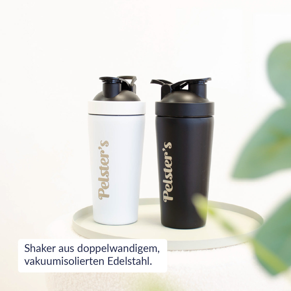 Zwei Shaker aus doppelwandigem vakuumisolierten Edelstahl in schwarz und weiß