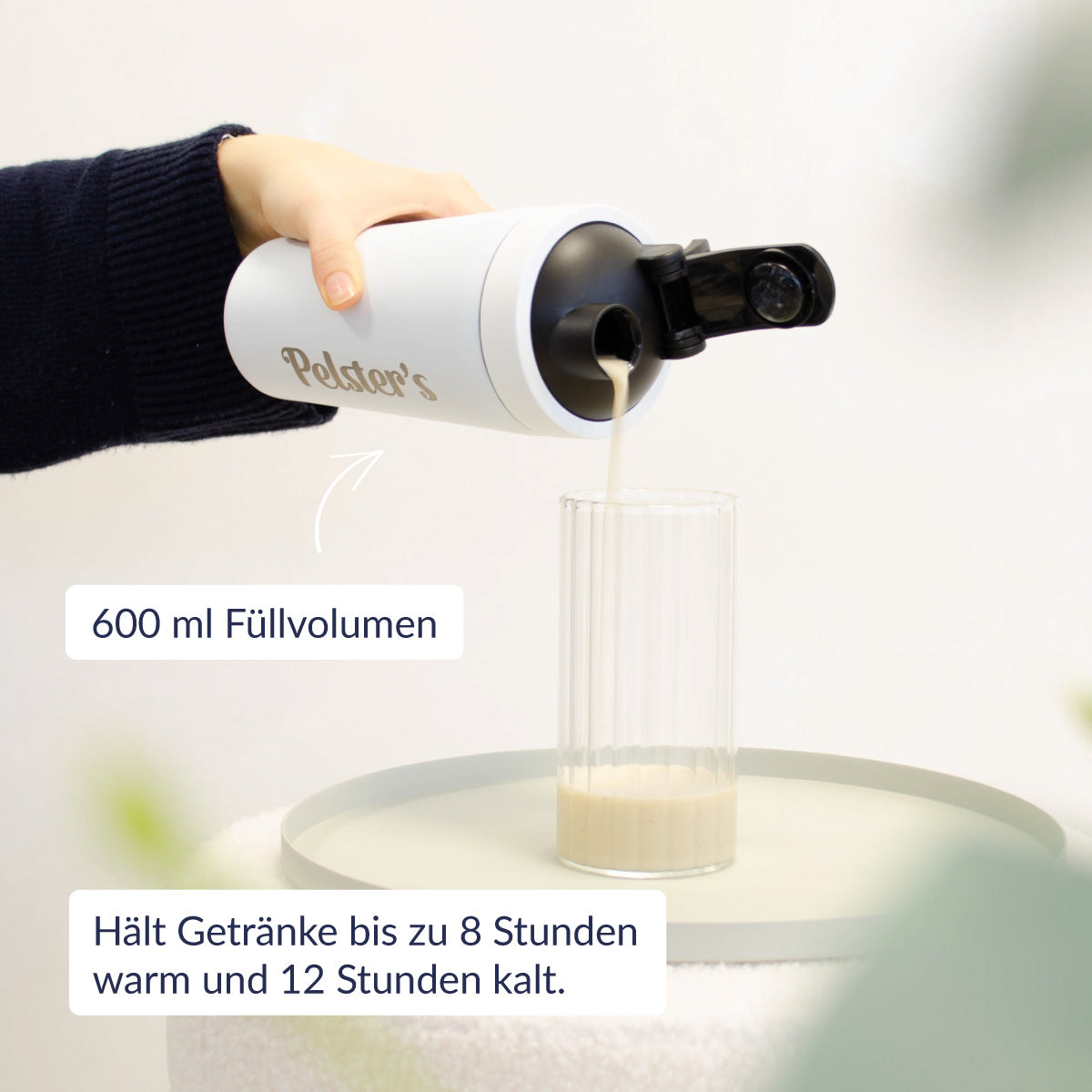 Edelstahlshaker der gerade ein leeres Glas befüllt