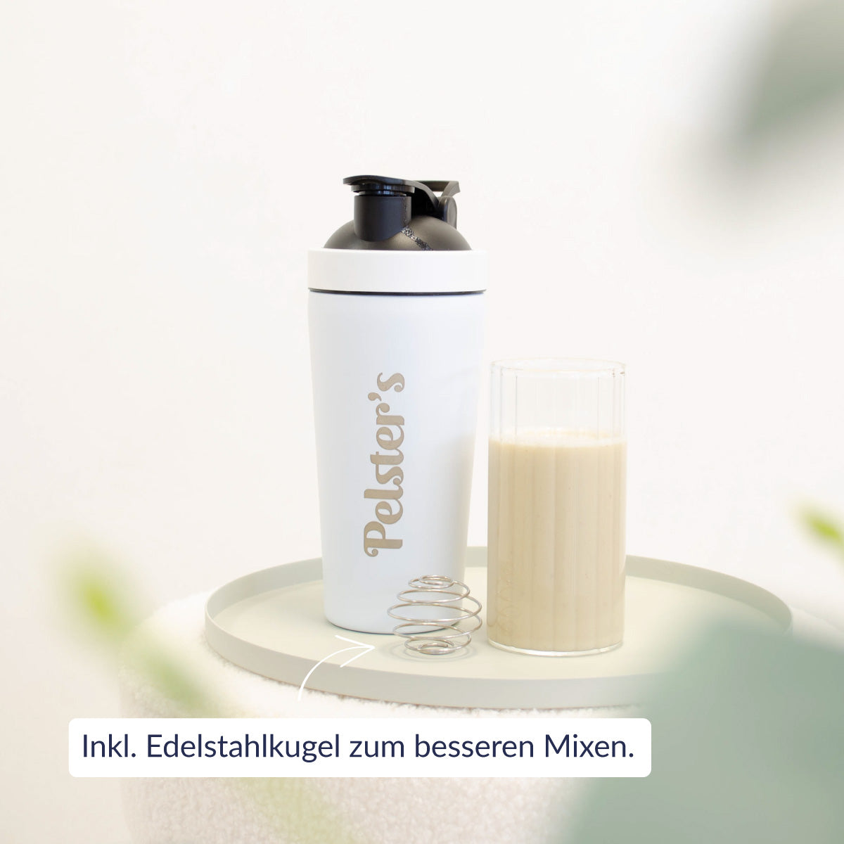 Weißer Pelster's Edelstahlshaker mit gefülltem Glas und Edelstahlkugel zum besseren Mixen