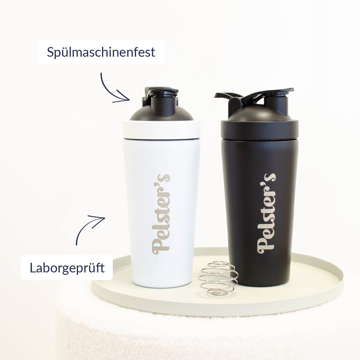 Zwei Edelstahlshaker in weiß und blau neben einander mit USPS 