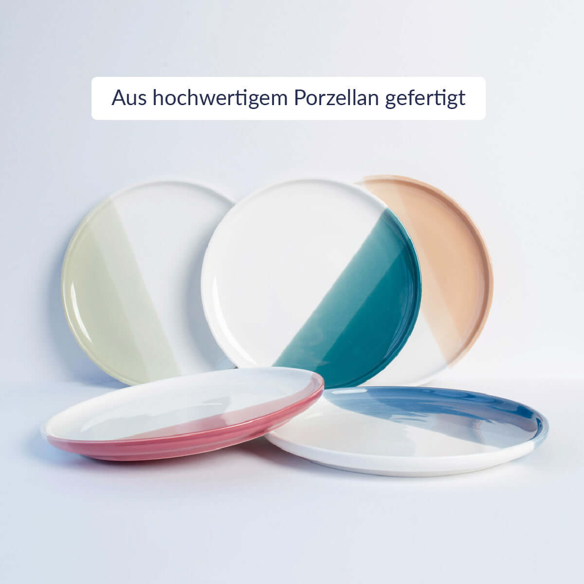 Großes Ombré Frühstücksset aus Porzellan mit stilvollen Tellern in trendigen Farben.