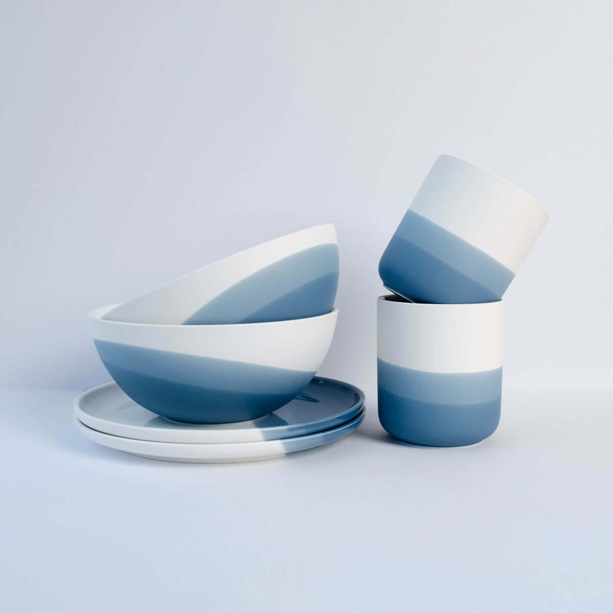 Großes Ombré Frühstücksset aus Porzellan im stilvollen blau.