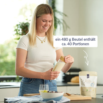 Frau, die den Mandel-Haferdrink zubereitet