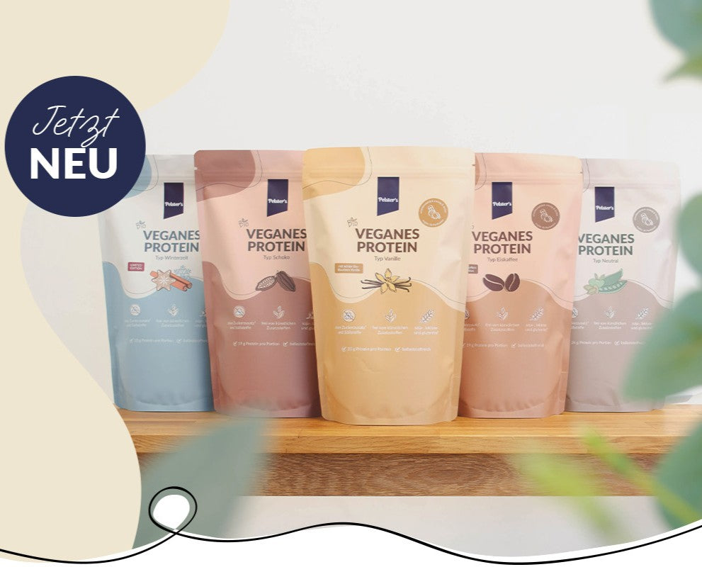 Fünf Proteinpulversorten nebeneinander gereiht mit den Worten "Jetzt Neu"