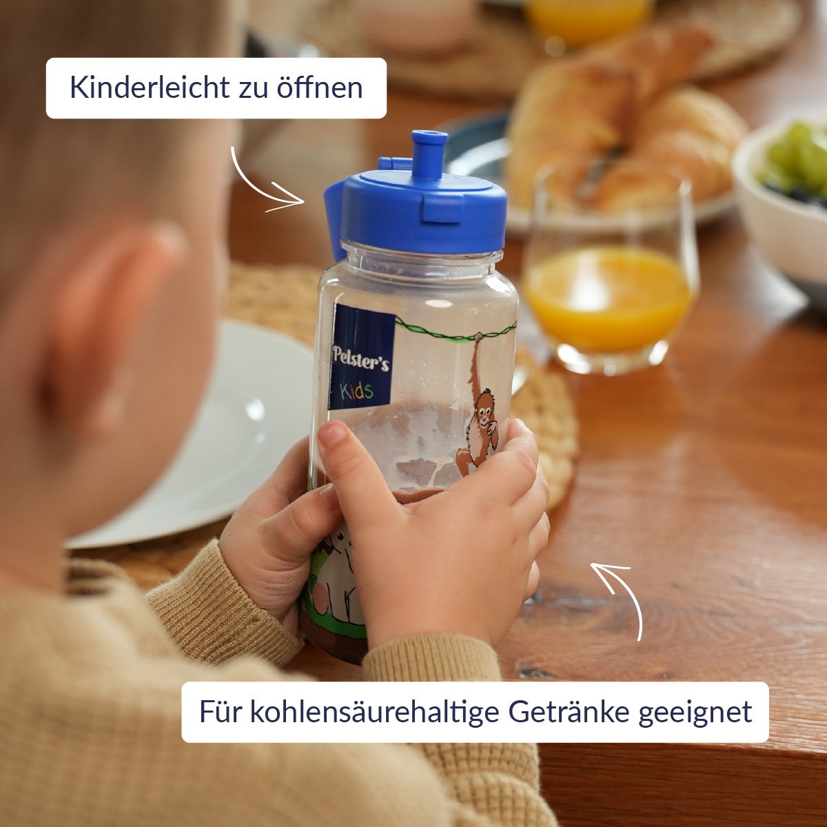 Pelster's Kids Trinkflasche in den Händen von einem Jungen und USPs