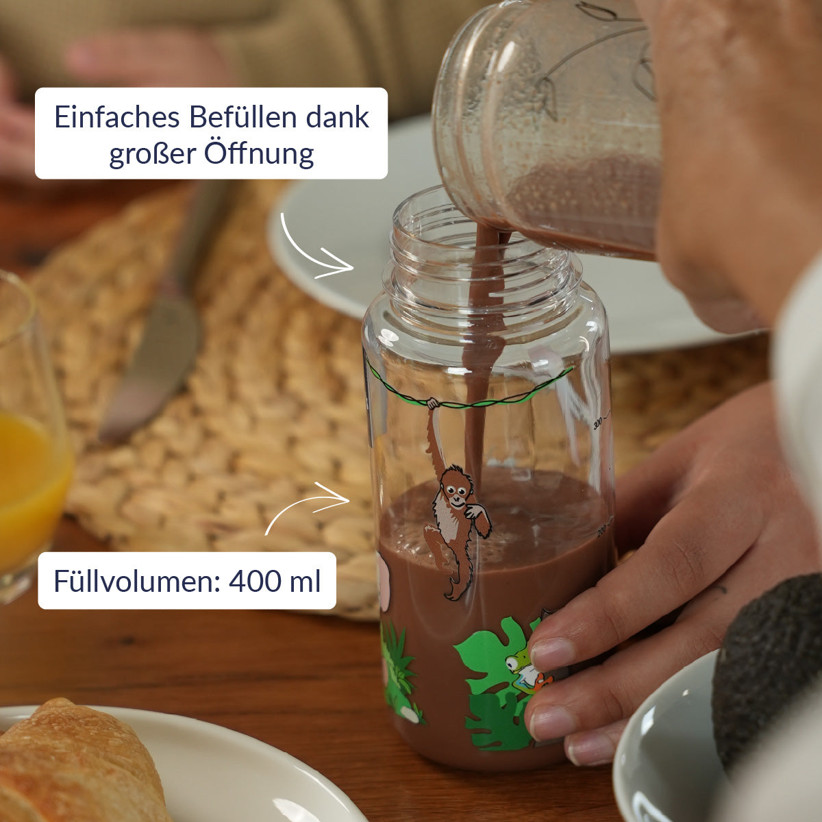 Pelster's Trinkflasche wird mit Kakao befüllt und USPs