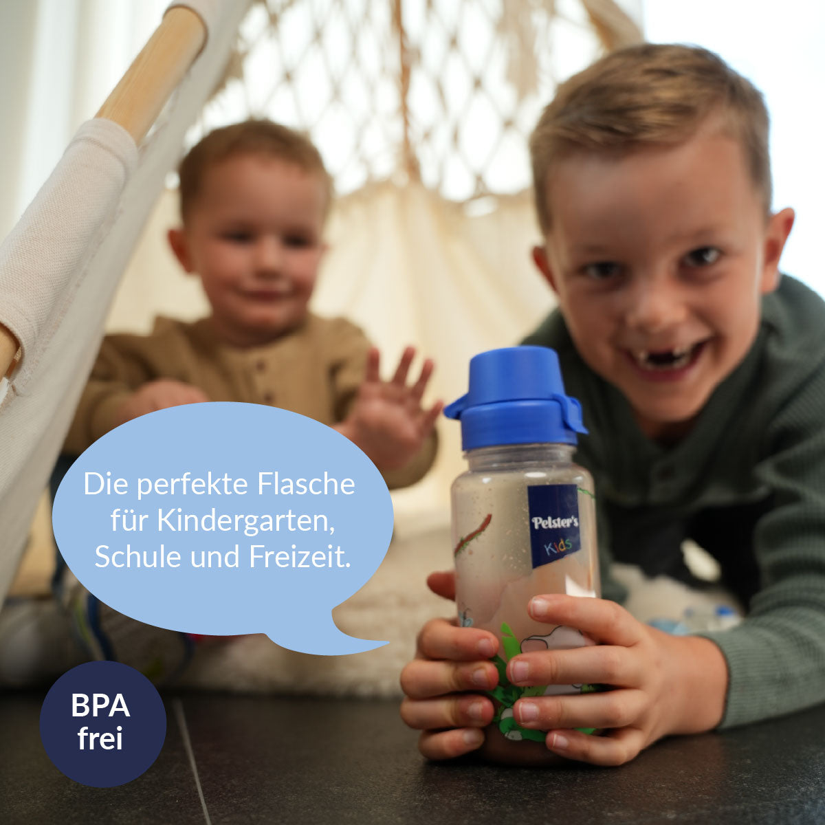 Jungs mit Pelster's Kinderflasche und USPs