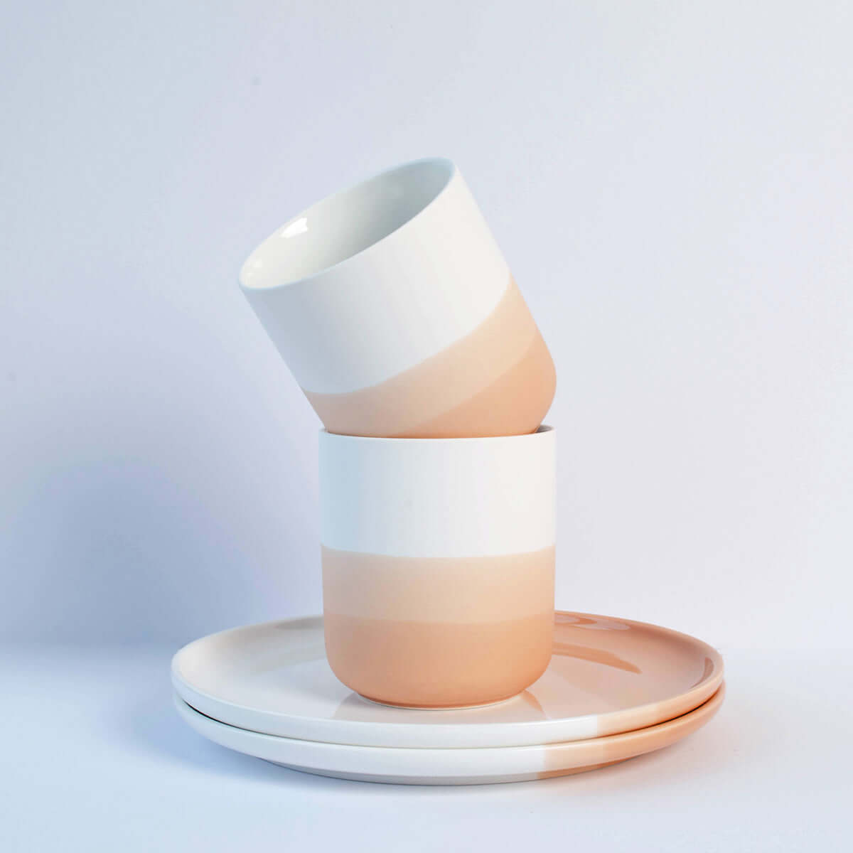 Ombré Frühstücksset aus Porzellan mit zwei großen Cups und einem Frühstücksteller in apricot-beige.