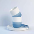 Kleines Ombré Frühstücksset aus Porzellan mit blauen Tassen und Tellern im stilvollen Design.