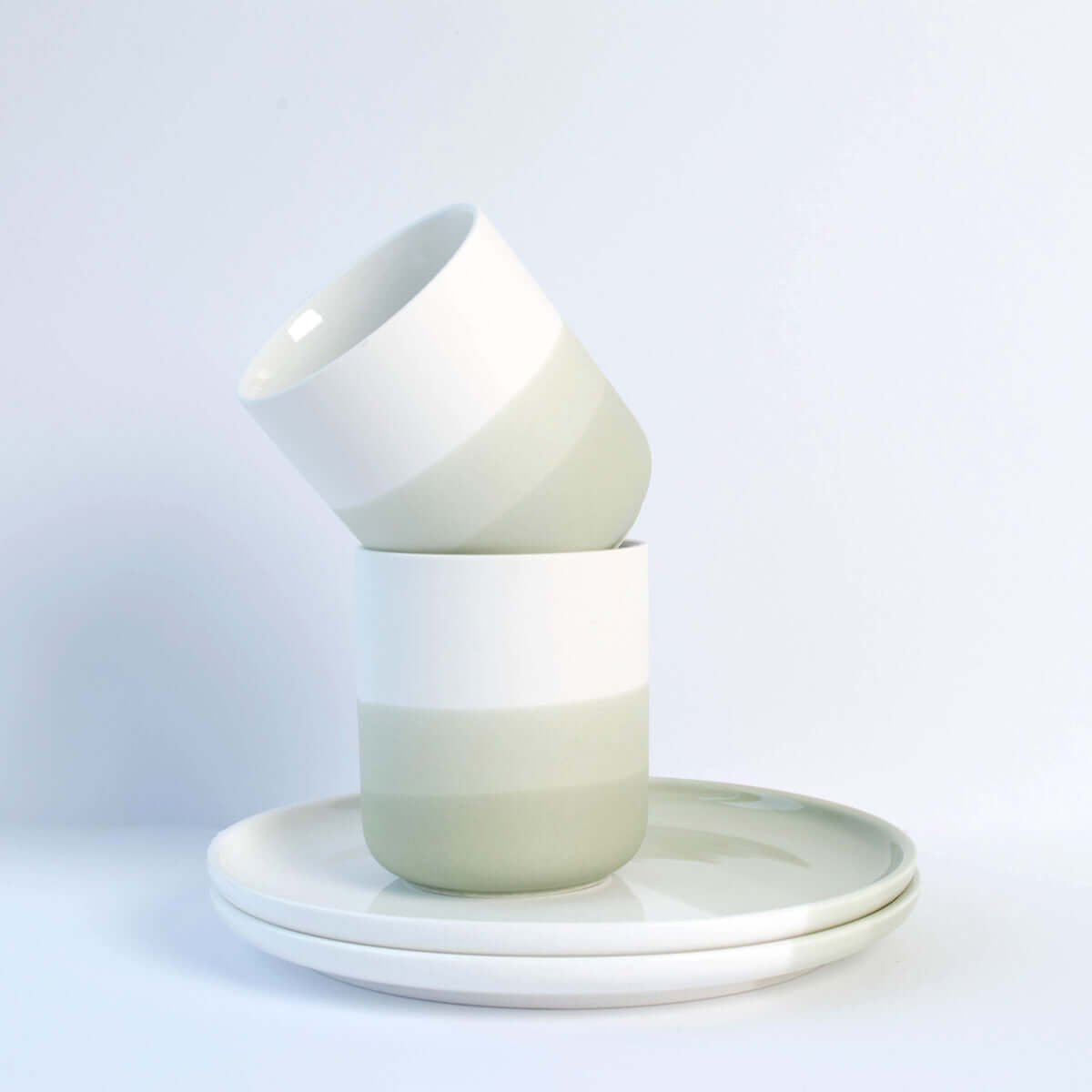 Ombré Frühstücksset aus Porzellan mit Tassen und Tellern in matcha-green Farbton