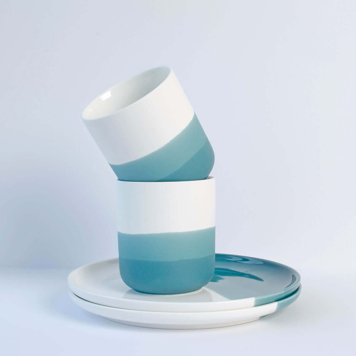 Ombré Frühstücksset aus Porzellan mit zwei großen Tassen und einem Teller in transformativem Teal.