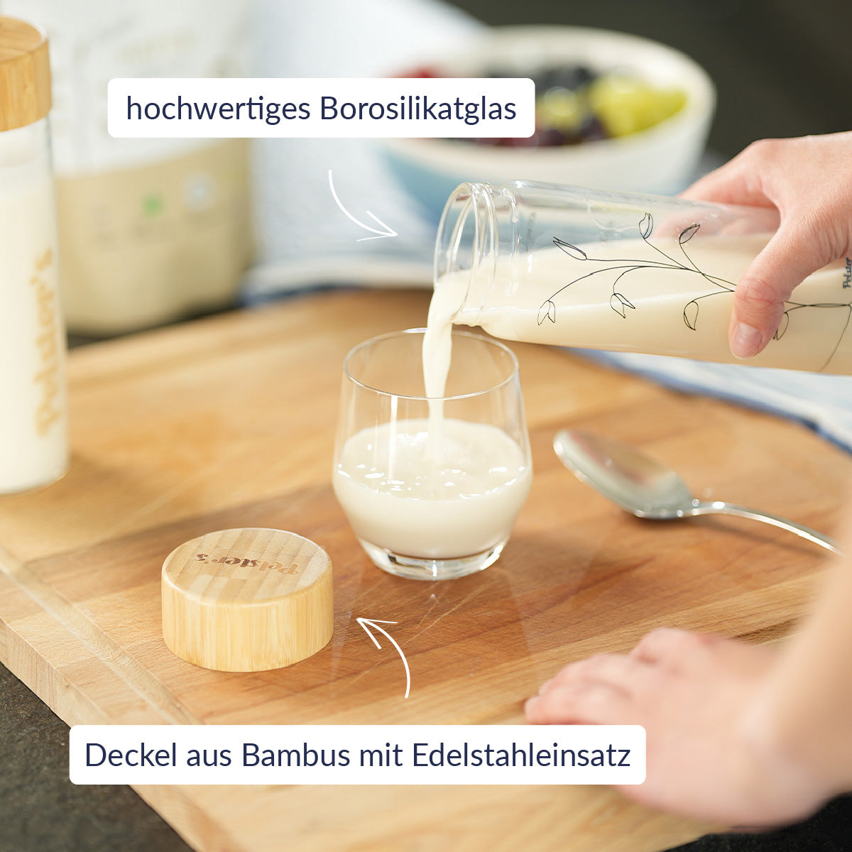 Pelster's Glasshaker gießt Haferdrink in ein Glas und USPs