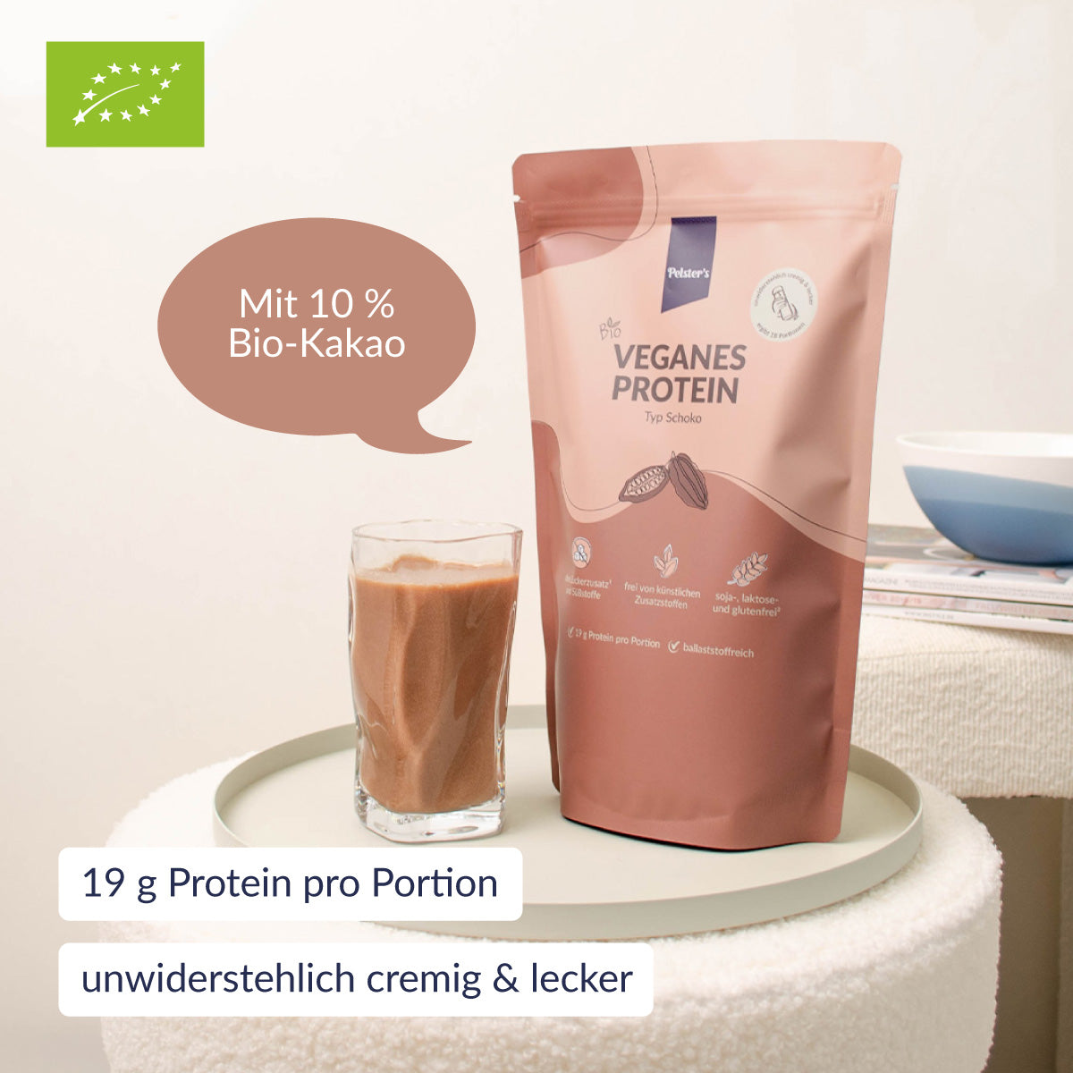 veganes Proteinpulver mit gefülltem Glas im Geschmack Schoko und EU-Bio-Siegel und USPs
