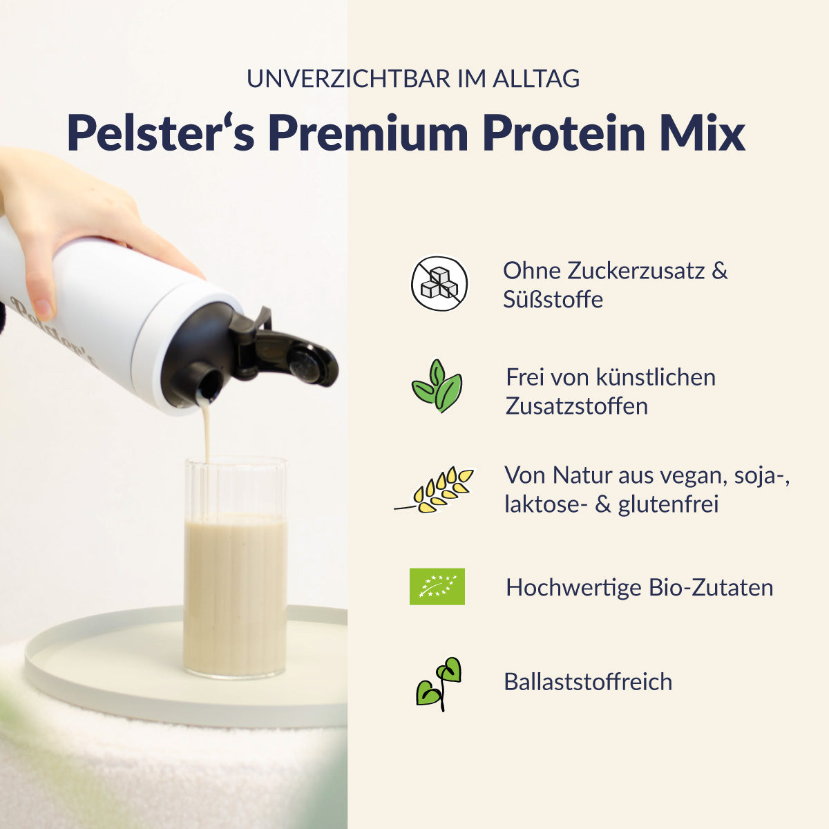 Edelstahlshaker der einen Proteinshake in ein Glas befüllt und USPs vom Premium Protein Mix daneben