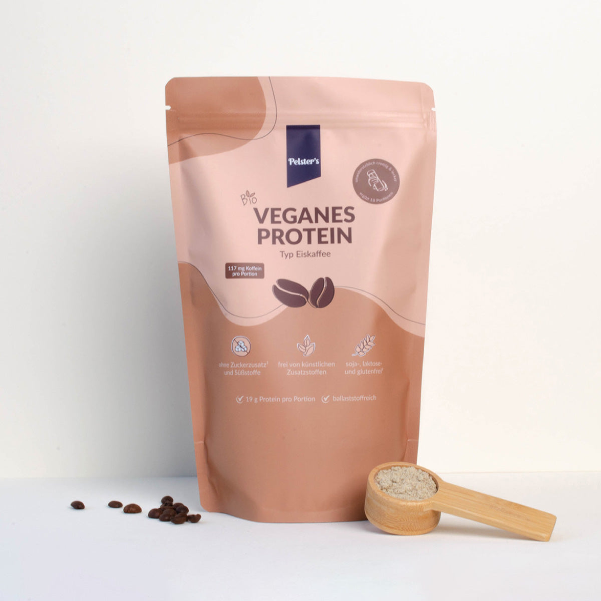 Veganes Proteinpulver Eiskaffee mit Kaffeebohnen und Pulver im Löffel