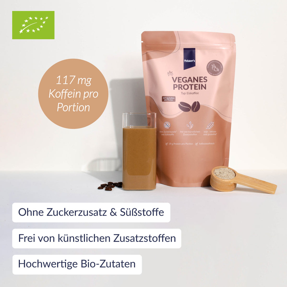 Veganes Proteinpulver Eiskaffee mit Kaffeebohnen und Pulver im Löffel