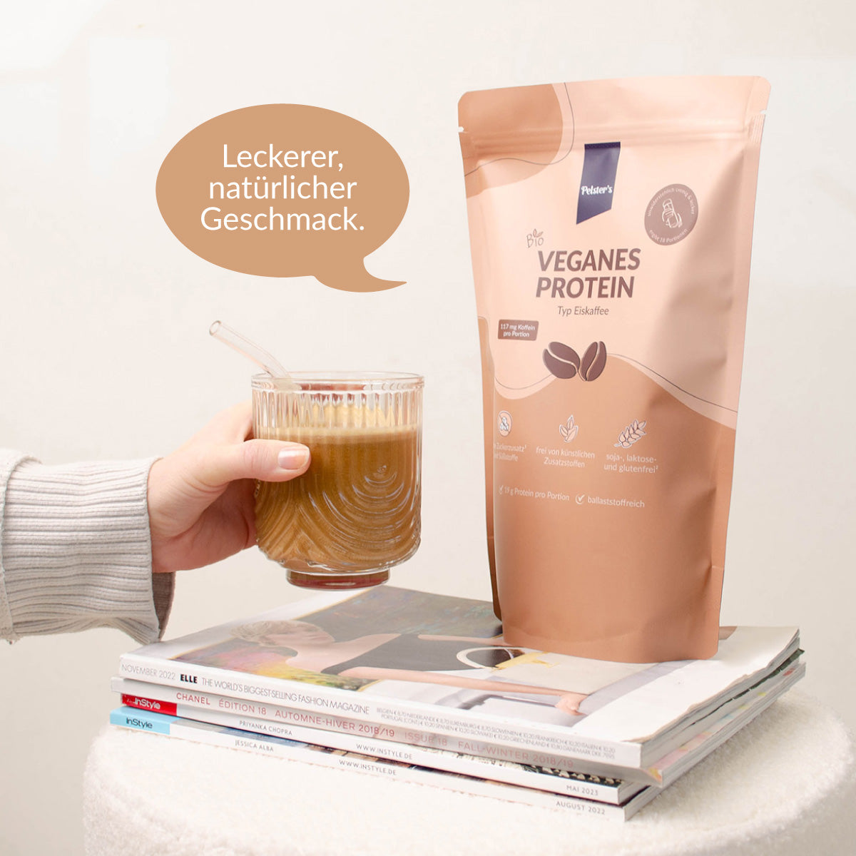 Pelster's Proteinpulver mit Glas und einer Sprechblase "Leckerer, natürlicher Geschmack"