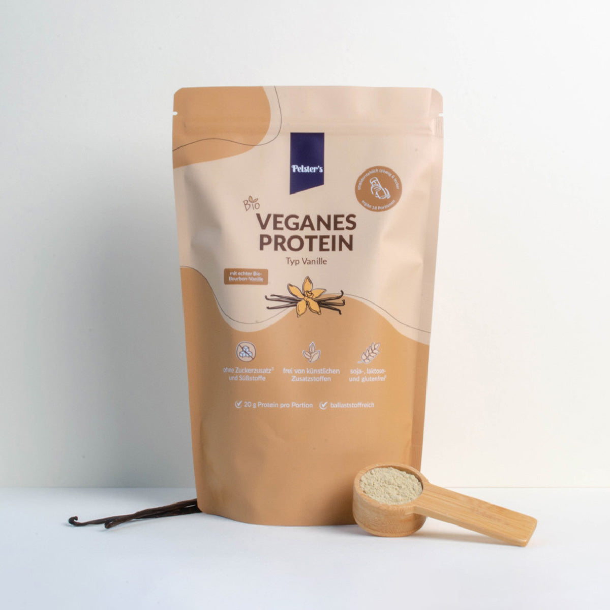 Veganes Proteinpulver Vanille mit Pulver im Löffel und Vanilleschote
