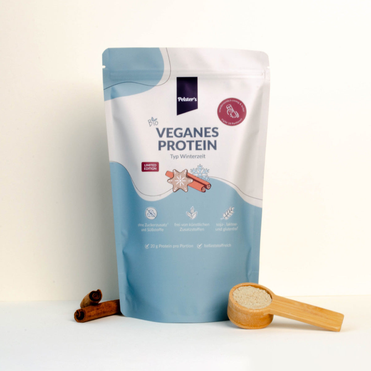 Veganes Proteinpulver Winter mit Zimtstangen und Löffel mit Pulver gefüllt