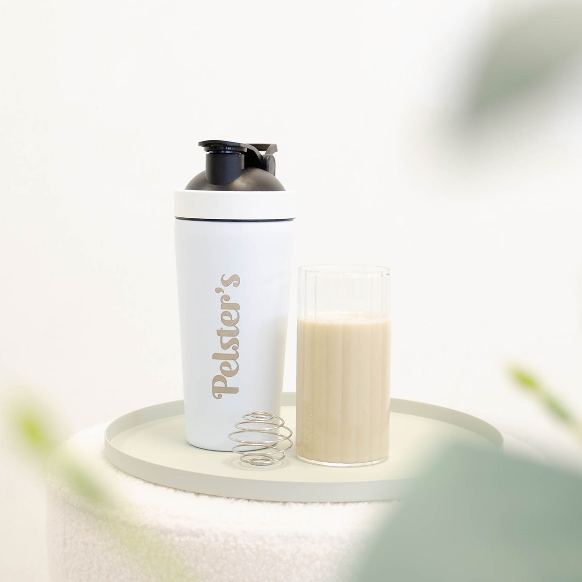 Pelster's Proteinshaker aus Edelstahl  mit Proteinshake im Glas