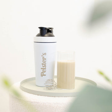 Pelster's Proteinshaker aus Edelstahl  mit Proteinshake im Glas