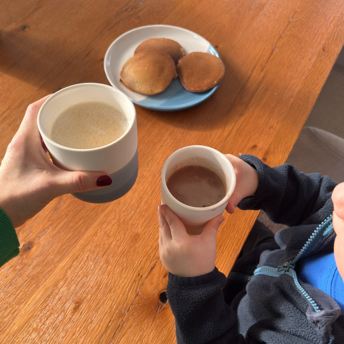 Pelster's Mini Me Bundle mit einem großen und einem kleinen Becher im Alltag dargestellt